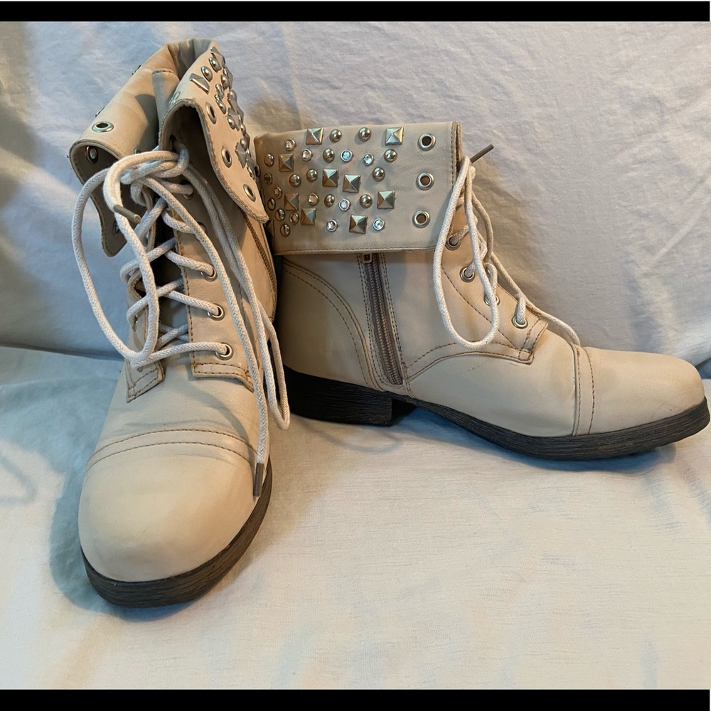 Cream/Beige Lace Up Combat Boots (Size 6.5)